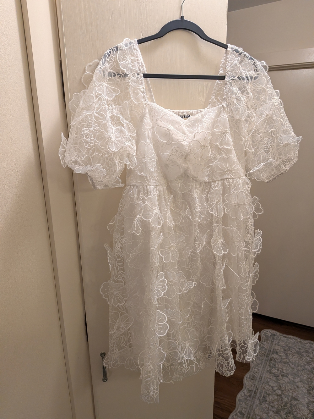 ARULA White Floral Applique Plus Dress Size X (0X/XL)